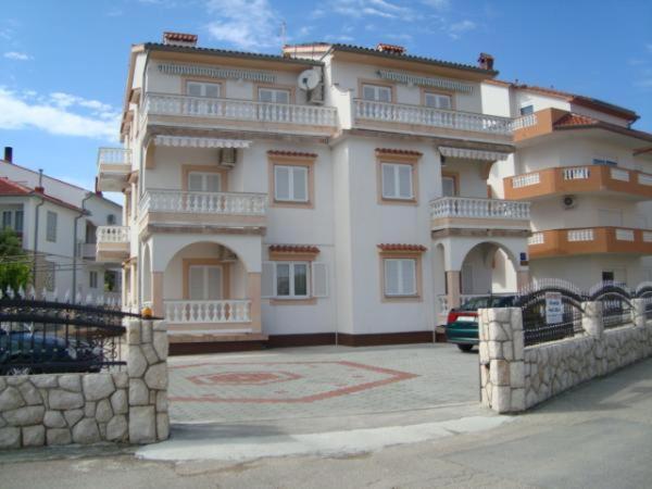 Apartmani Ruzarija Rab Town Zewnętrze zdjęcie